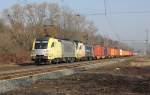 182 506 (ES 64 U2-006) und 182 535 (ES 64 U2-035) waren am 09.03.2012 mit Containerzug in sdlicher Richtung unterwegs.