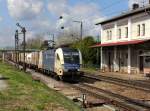 Die ES 64 U2-068 mit einem Containerzug am 17.04.2012 unterwegs bei Pleinting.