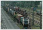 ES 64 U2 - 021 der Wiener Lokalbahn verlsst am 21.7.2006 mit ihrem Containerzug den Bahnhof Donaukai Richtung Erdberger Lnde