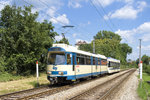 Am 19. Juli 2016 ist TW 121 sowie TW 412 der Badner Bahn als Regionalzug 107 bei Baden Melkergründe unterwegs. 