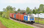 Die WLC 187 324-9 ist mit einem Containerzug in Langenisarhofen nach Süd unterwegs.Bild 6.5.2019