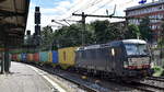 WLC - Wiener Lokalbahnen Cargo GmbH, Wien [A] mit der MRCE Vectron  X4 E - 877  [NVR-Nummer: 91 80 6193 877-8 D-DISPO] und einem Containerzug Richtung Hamburger Hafen am 03.08.23 Höhe Bahnhof