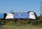 Am 29.8.2012 zieht die ES 64 U2 027 der Wiener Lokalbahnen AG einen Containerzug von Gttingen aus Richtung Norden.