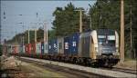 WLC ES64U2-020 durchfährt am 06.05.11 mit einem Containerzug den bereits im Umbau befindlichen Bhf.
