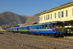 Der 'Anden Explorer' mit dem Aussichtswagen mit der offenen Plattform am Schluss nach Puno wartet in Cusco in der Morgensonne auf die Abfahrt, gesehen von einem Bahn�bergang aus.