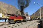 Diesellok FCCA 1003 mit Rauch: Ausfahrt des G�terzuges aus dem Bahnhof Matucana (2389 m�M) bergw�rts in Richtung Huancayo.
