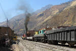 Lok FCCA 1003 nimmt mit ihrem G�terzug die Steigung in Richtung Huancayo in Angriff.