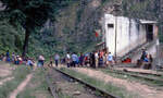 Januar 1980: Am Nachmittag warten in Puente Ruinas am Fuss der Inkastadt Machu Picchu viele auf den Zug nach Cusco.