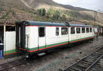Triebwagen f�r die Einheimischen der INCARAIL auf einem Nebengleis in  Ollantaytambo.