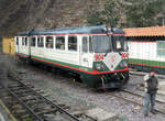 Triebwagen 904 f�r die Einheimischen der INCARAIL auf einem Nebengleis in  Ollantaytambo.