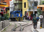 Mitten im St�dtchen Aguas Calientes ist nachmittags die Diesellok Nr.