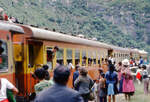 Im Januar 1980 verkehrten beim Machu Picchu zwei Z�ge: einer f�r die Touristen und dieser hier f�r die Einheimischen. Puente Ruinas, 29.1.1980