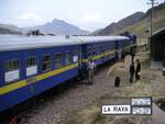 Zum Zeitpunkt der Aufnahme am 14.11.2003 war die von PeruRail betriebene Strecke Cusco - Puno die höchste regelmäßig im Personenverkehr bediente Bahnstrecke der Welt und hatte ihren Gipfelpunkt in La Raya mit 4319m.