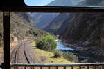 Blick von der offenen Plattform beim Schlusswagen des 'Anden Explorer' in die peruanischen Anden. Cusco - Puno, 18.7.2015