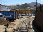 Nein, wir kamen nicht vom linken Gleis! Blick vom Schlusswagen des 'Anden Explorer': Sofort nach unserer langsamen Durchfahrt durch dieses Andenst�dtchen stellte die Weiche um. Cusco - Puno, 18.7.2015