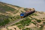 PeruRail 752 ( EMD G26C ) bremst einen Leerwagenzug durch das Kstengebirge hinunter Richtung Mollendo - 31.08.2011