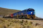 PeruRail Arequipa - Juliaca : EMD G26C 752 & 756 stehen auf einem Seitengleis irgendwo im Hochland (  Pampa de Arrieros  ) und warten auf den Mechaniker, da eine Maschine Probleme hat.