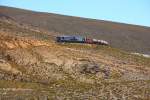 PeruRail Arequipa - Juliaca : EMD G26C 752 & 756 biegen um eine Kurve im endlos scheinenden peruanischen Hochland. 02.09.2011