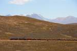 PeruRail Arequipa - Juliaca : EMD G26C 752 & 756 peruanischen Hochland. Im HIntergrund der Vulkan MISTI, der Arequipa berragt. 02.09.2011