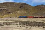 PeruRail Arequipa - Juliaca,  Pillones  auf 4370m Seehhe : EMD G26C #751 fhrt an einem einsamen Friedhof vorbei mit beladenen Tank-Waggons fr Cuzco.