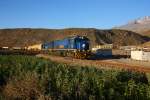 PeruRail Juliaca - Arequipa : im letzten Abendlicht rollen EMD G26C No.756 & 752 mit Leerwagen talwrts, rechts im Hintergrund der Vulkan Misti- 03.09.2011