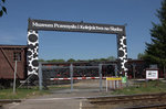 Eisenbahnmuseum Jaworzyna Slaska am 23.05.2016: Das Eingangstor zum Museum.