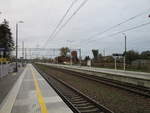 Drei Bahnsteiggleise und ein Überholgleis das ist der Bahnhof Chojna an der Bahnstrecke Szczecin-Kostrzyn am 02.November 2019.