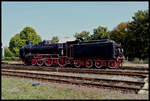 Als ich im Jahr 2000 letztmals im Bahnbetriebswerk in Liegnitz war, stand die OK1-198 recht desolat vor dem Lokschuppen. Sie sollte damals aufgearbeitet werden. - Am 8.9.2021 traf ich wieder auf die Lok. Nun steht sie zumindest äußerlich aufgearbeitet als Denkmal auf einem Gleisstück nordwestlich der Bahnsteige im Hauptbahnhof Liegnitz.