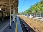 Der nostalgische Bahnsteig 1 und der modernere Bahnsteig 2, am 11.08.2023 in Miedzyzdroje.