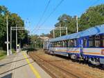 Der IC 831723  Przemyślanin  von Swinoujscie nach Przemyśl Gł., am 11.08.2023 beim Halt am Bahnsteig 2 in Miedzyzdroje.