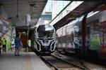 Bahnhof Warszawa Śródmieście WKD. EN100-05 der Warszawska Kolej Dojazdowa steht am Bahnsteig.