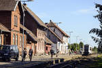 Der Bahnhof in Łeba (Leba) in Hinterpommern. Auf dem Gleis hält der PKP SA133-028. Aufnahme: 16. August 2020.