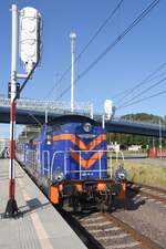 ŚWINOUJŚCIE (Woiwodschaft Westpommern), 07.07.2025, polnische Diesellok mit alter (SM42 519) und neuer (8 620 807-2) Bezeichnung stellt einen IC im Bahnhof Świnoujście bereit
