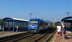 Dieseltriebwagen SA 106 007 mit Doppelstockwagen Görlitzer Herkunft als Beiwagen  bei Einfahrt in Bf. Gizyczko (ex Lötschen) in den polnischen Masuren am 11.9.2016.