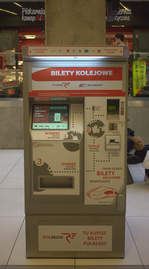 Es gibt nur den  einen Fahrkartenautomaten in Katowice Glowny, aber einige geöffnete Schalter.