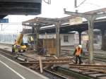 Am 27. Februar (Foto) hatten Arbeiter damit begonnen, die Überdachung eines Güterbahnsteiges in Kandrzin-Cosel (Kedzierzyn-Kozle) zu demontieren. Diese Arbeiten sind noch nicht Teil einer tatsächlich anstehenden Gesamtrenovierung des Bahnhofes und des Bahnhofsvorplatzs im 2. Quartal 2014. Der betreffende Gepäckbahnsteig war in einem so schlechten Zustand, dass die Sicherheit von Reisenden gefährdet war.