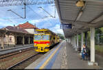 Ein Turmtriebwagen des Typs PS-00 durchf�hrt den Bahnhof Międzyzdroje / Misdroy (PL) Richtung Wysoka Kamieńska (PL).
