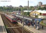 Blick von der Fugngerbrcke in Stettin Hbf (Szczecin Glowny) nach Sden. Auf  Peron 4  steigen viele Fahrgste aus dem PKP-Triebwagen aus. 



 
