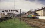 PKP Diesellok SP 45-042 fhrt am 20.4.1992 ume 15.09 Uhr  mit einem Personenzug nach Lezno in  den Bahnhof Wolsztyn ein.