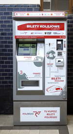 Im sanierten EG von Zagan gibt es aktuell keinen Fahrkartenschalter mehr. Das Fahrgastaufkommen ist überschaubar, es reicht ein Fahrkartenautomat.16.03.2024 11:39 Uhr.
Der Fotograf ist soeben mit dem Sonderzug aus Forst angekommen.
Żagań dworzec PKP lautet die polnische Bezeichnung. 