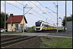 Der moderne ET 45WE-019 passiert hier am 7.9.2021 um 15.39 Uhr auf dem Weg nach Wegliniec den Schrankenposten bei Nowa Wies.