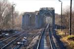 KOSTRZYN nad Odrą (Woiwodschaft Lebus), 25.11.2011, die Regionalbahn NE26 von Berlin-Lichtenberg hat soeben die Warthebrücke in Richtung Kostrzyn passiert -- Foto durch die Rückscheibe