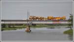 Eine Gleisbaumaschine berquert den Fluss Nogat bei Malbork.