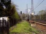 Ein Lichtsignal auf der Strecke zwischen Ligota-Piotrowice (Katowice)in richtung Ligota. Weiss jemand vielleicht warum das Signal soweit von dem Gleis entfernt steht?