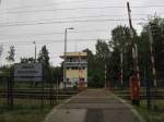 Der Bahnübergang und das Stellwerk Lu, am 31.05.2014 in Lubiewo.