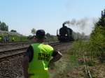 Das strenge Auge des Gesetzes machte es den Bahnfotografen nicht immer ganz leicht. Hier fhrt Ok1 359 mit historischen Wagen in Wolsztyn ein. 2.5.2009