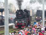 Menschenmassen beobachten beigeistert die Dampfloks - hier Ol49-69 auf der Dampflokparade in Wolsztyn, 27.4.2013