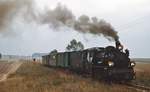 Schmalspurbahnen in Polen: In der dünn besiedelten Landschaft von Hinterpommern fährt die Px48 3900 am 19.09.1976 auf dem Meterspurnetz der ehemaligen Saatziger Kleinbahnen von Stargard nach Trabki/Trambke. Die letzten Züge auf dem einmal 122 km langen Netz verkehrten im Jahre 2001. 