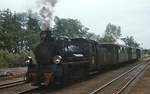 Schmalspurbahnen in Polen: Die Px48 3907 am 21.09.1976 im Abzweigbahnhof Swielino/Schwellin.