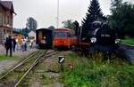  Öchsle Schmalspurbahn GmbH , Bahnhof Ochsenhausen: Ein Talbot-Schienenbus und eine Museumsdampflok polnischer Provenienz (PKP- Baureihe Px48) mit einer Nummer, welche sie in Polen nie getragen